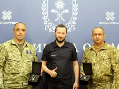 Військовим льотчикам із Хмельниччини подарували круті смартгодинники  