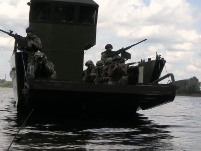 Річковий десант – у готовності до висадки  
