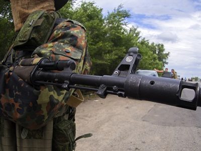 Окупанти примушують людей голосувати на «референдумі» під дулом автомата  