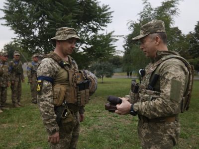 Олександр Сирський на передовій привітав танкістів з професійним святом  