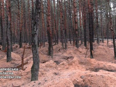 В Ізюмі завершено ексгумацію. На місці масових поховань піднято 447 тіл