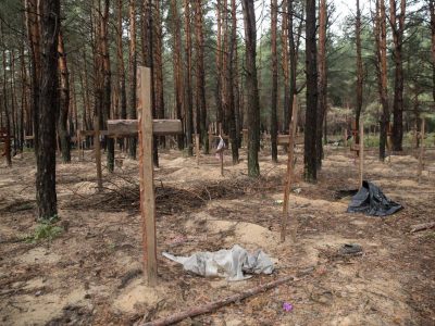 На місці масового поховання в Ізюмі виявлено понад 400 тіл – Володимир Зеленський  