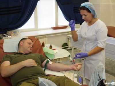 Близько 20 літрів крові для захисників України: кореспонденти АрміяInform та працівники ДБР стали донорами крові  