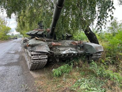 російські танки «грязі» не бояться: в ящиках для ЗІПу виявилася… українська земля  