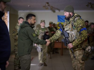 На Харківщині Володимир Зеленський нагородив українських захисників  