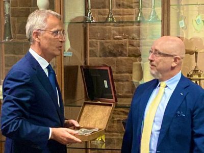 Олексій Резніков передав Єнсу Столтенбергу фрагмент російської ракети «Калібр»  