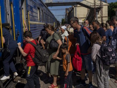 Обов’язкова евакуація: кого позбавлять прав опіки над усиновленими дітьми  