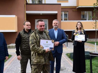 У Бучі ветеранам війни вручили ключі від квартир  