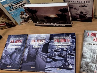 Кілька десятків видань військових авторів передали дніпровським бібліотекам  