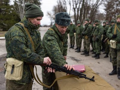 На ТОТ окупанти намагаються мобілізувати чоловіків та обіцяють пенсіонерам «туристичні подорожі»