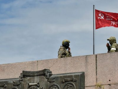 «Солодке» життя під окупацією: рашисти примушують воювати за рф і «роздають» ділянки у Криму  