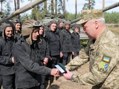 Генерал-лейтенант Сергій Наєв привітав воїнів-танкістів із професійним святом  