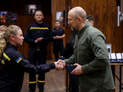 Прем’єр-міністр вручив відзнаки працівникам ДСНС з нагоди Дня рятівника  