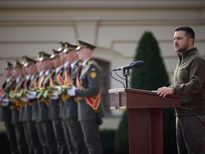 Президент вручив ордени «Золота Зірка», відзнаки «Хрест бойових заслуг» і присвоїв почесні найменування військовим частинам