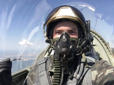 Я прекрасно усвідомлювала, що виходжу заміж за бойового льотчика, що в разі потреби він віддасть своє життя  style=