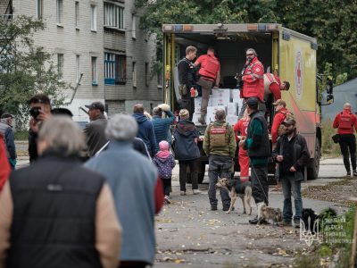 російські окупанти залишають після себе випалену землю й голодних заляканих травмованих людей  