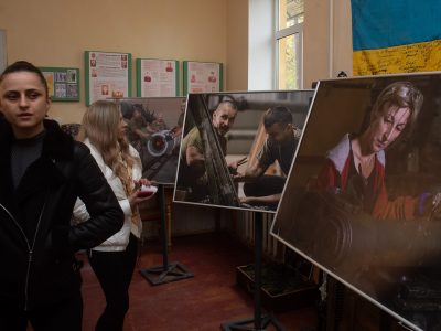 Пересувна фотовиставка «Обличчя логістики ЗСУ» мандрує Прикарпаттям