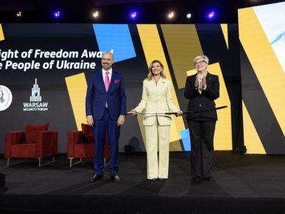 На Варшавському безпековому форумі Олена Зеленська отримала присуджену українцям Премію лицаря свободи  