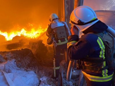 Унаслідок обстрілу рф виникло понад 30 пожеж у 8 областях та Києві – ДСНС  
