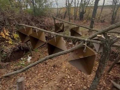 Окупанти встановили над капоніром «гірлянду» зразку 60-х років  