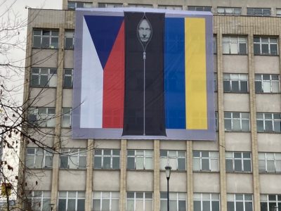 У Чехії на будівлі міністерства вивісили зображення путіна у мішку для трупів  