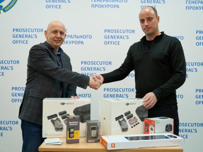Прокурори отримали техніку для фіксації доказів воєнних злочинів  