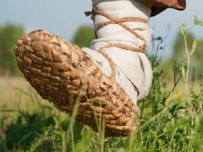 Наступний крок — лапті: на рф мобілізованим із глибинки видають онучі замість шкарпеток  