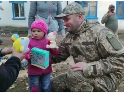 Як українські військові допомагають мешканцям деокупованих територій  
