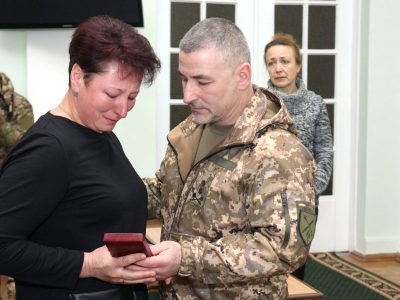 На Чернігівщині родини загиблих воїнів отримали нагороди     