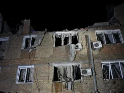 Війська рф завдали удару по житловій п’ятиповерхівці в Миколаєві, є жертви: Президент показав наслідки  