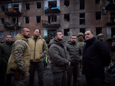 Глава держави оглянув житловий будинок у Вишгороді, пошкоджений унаслідок російської ракетної атаки  