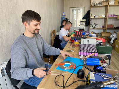 На Рівненщині виробляють унікальні зарядні пристрої для потреб ЗСУ  