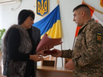 На Вінниччині сім’я загиблого офіцера-десантника отримала посмертний орден героя  