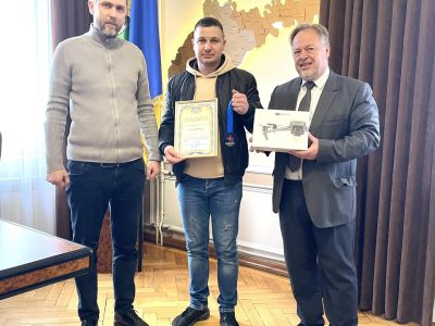 Дрон для голови громади — такі ставки футбольних баталій у буковинців  