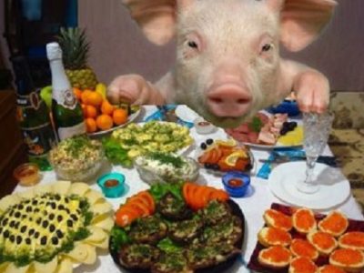 Відро олів’є замість заморських смаколиків: новорічний стіл росіян подорожчав на 20%  