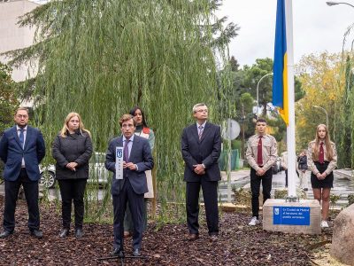На площі Лесі Українки в Мадриді урочисто підняли український прапор  