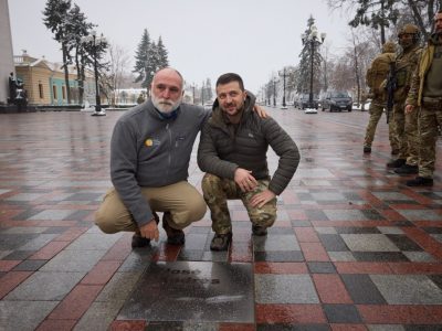 На Алеї сміливості з’явилася табличка, присвячена благодійнику Хосе Андресу