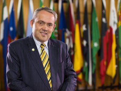 Міністр Папуа-Нової Гвінеї на прізвище Ткаченко носить синьо-жовту краватку  