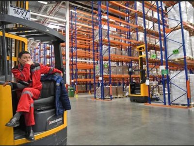 Після краху оптової торгівлі на росії масово розпродають склади  
