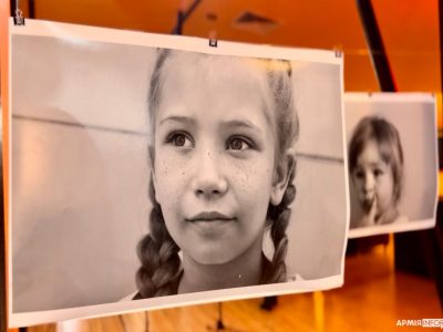 «Дитячі очі війни» — у Хмельницькому відкрили благодійну фотовиставку  