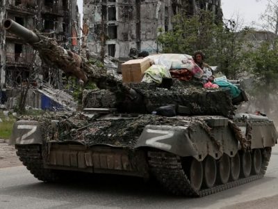 російські окупанти вивозять награбоване майно із Сєвєродонецька  