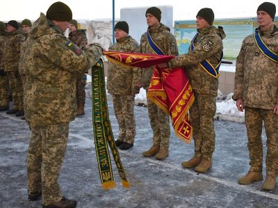 Почесні стрічки «За мужність та відвагу» засяяли на бойових прапорах захисників українського неба  