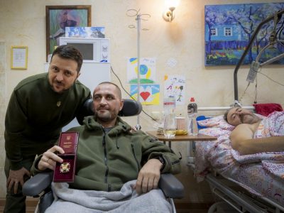 Після повернення зі сходу Президент України відвідав поранених захисників у Києві  