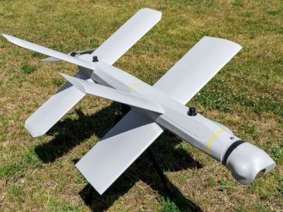 Два ворожі дрони застрягли в масксітці над українським танком  