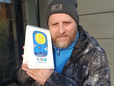 Художник Нікіта Тітов та волонтери видали календар для збору коштів на потреби ЗСУ  