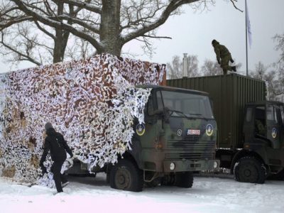 Естонія передала українським військовим мобільний банно-пральний комплекс  