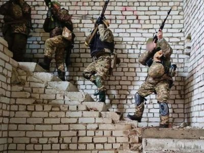 Українські військові відпрацьовують тактику «зачистка будівель від ворога»  