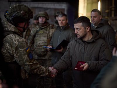 Президент України в Бахмуті зустрівся з українськими військовими та вручив державні нагороди  