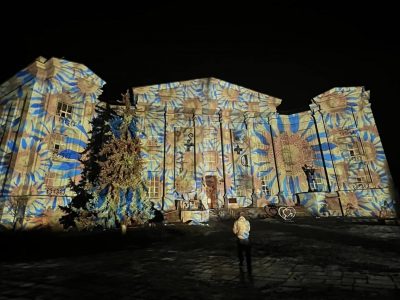 Митець дарує Українцям Різдвяне світло  