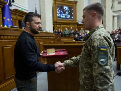 Володимир Зеленський вручив державні нагороди українським захисникам, які були запрошені до парламенту  